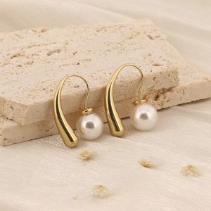 Boucles d'oreilles vintage françaises avec crochets dorés et perles blanches