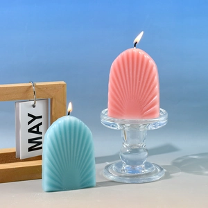 Duftkerzen in Bogenform mit Fächermuster in Pastellfarben Rosa und Blau für Deko