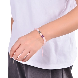 Bracelet en cristal rose avec pierre de projection Je t'aime en 100 langues au poignet
