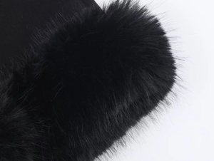 Vista macro della morbida pelliccia sintetica nera e delle fibre lunghe di questi shorts