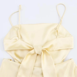 Robe nuisette élégante en satin jaune pâle avec dos nu et grand nœud décoratif à l'arrière