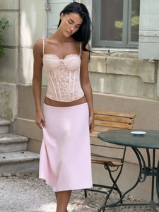 Haut corset en dentelle rose clair et jupe en satin dans un style chic français