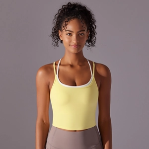 Détail du soutien-gorge de yoga jaune clair à doubles bretelles et col en U pour fitness