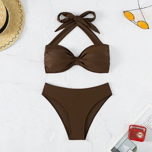 Bikini de dos piezas en marrón oscuro con top tipo halter y corte alto para mujer en verano