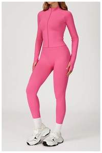 Détail de l'ensemble yoga rose avec poignets passe-pouce et legging de sport taille haute