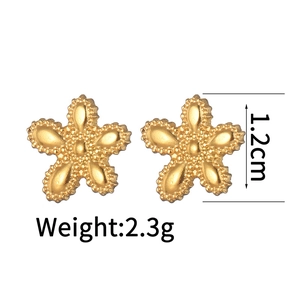 Minimalist gold star earrings with embossed texture, size 1.2cm and weight 2.3g