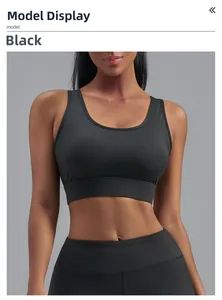 Détail de l'ensemble de yoga noir mat montrant le tissu élastique et le dos croisé du brassière