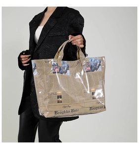 Detail van vintage krantenprint op grote shopper tas met dubbele handvaten voor