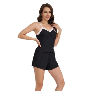 Set loungewear nero a coste da donna con bordo in pizzo rosa e scollo a V