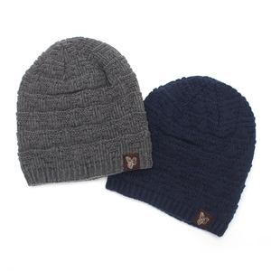 Winter-Strickmützen in Grau und Marineblau mit strukturiertem Karomuster für Wärme
