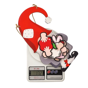 Christmas gnome door sign weight measurement showing 172g on a digital scale