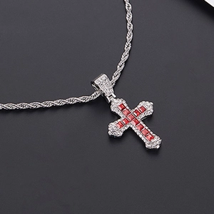 Pendentif croix hip hop avec zircon rouge et pierres blanches sur chaîne corde