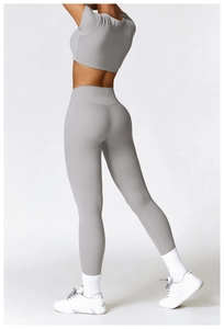 Détail de l'ensemble de yoga gris clair montrant le legging taille haute et le tissu