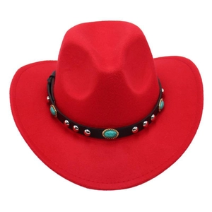 Dettaglio di un cappello da cowboy rosso in feltro con pietre turchesi e rivetti argento