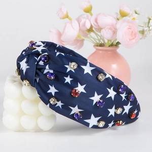 Détail d'un serre-tête bleu du Jour de l'Indépendance avec étoiles et strass colorés