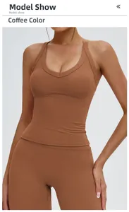 Détail du haut de yoga marron café avec col en U et dos découpé pour le fitness