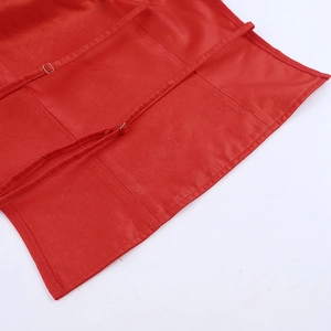 Détail d'un haut dos nu en satin rouge avec bretelles réglables et boucles en métal