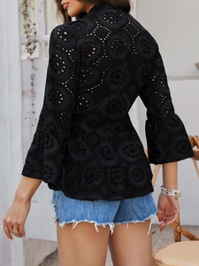 Détail de la broderie ajourée et des manches évasées sur cette blouse bohème noire