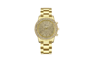 Gros plan d'une montre dorée à quartz avec lunette en strass et cadran style Geneva