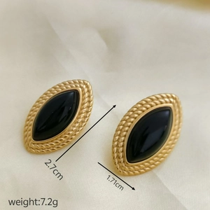 Detailed view of 18k gold-plated eye-shaped earrings with dimensions 2.7cm and 7.2g weight