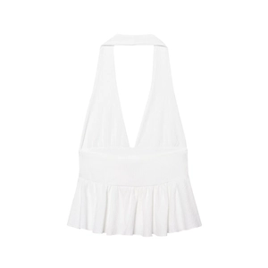 Dettaglio del top bianco a lupetto con scollo a V profondo e orlo a balze