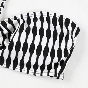 Détail macro du haut de bikini à rayures noires et blanches avec tissu texturé