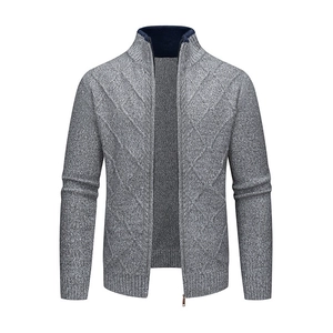 Details einer grauen Strickjacke mit Rautenmuster und dunkelblauem Innenkragen-Design