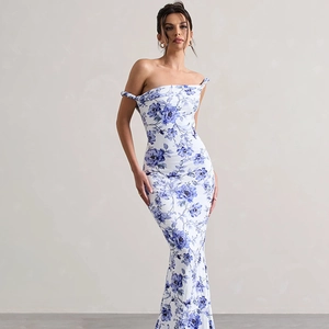 Détail de la robe longue sirène moulante à imprimé floral blanc et bleu ciel