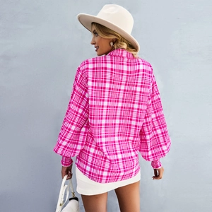 Dettaglio della camicia a quadri rosa e bianca con maniche a lanterna e vista posteriore