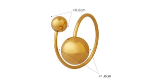Détail de la bague en boules dorées polies montrant les mesures de 0,6 cm et 1,0 cm