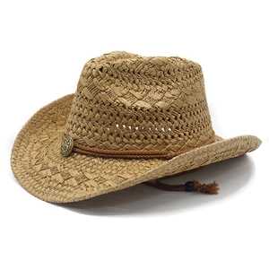 Détail du chapeau de cowboy en raphia tressé avec corde décorative et boucle en bronze