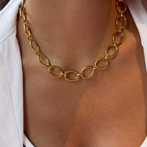 Collier minimaliste en acier inoxydable doré 18K avec fermoir OT porté par un mannequin