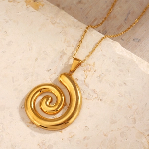 Goldene Spiral-Halskette aus Edelstahl auf einem beigen, strukturierten Stein präsentiert