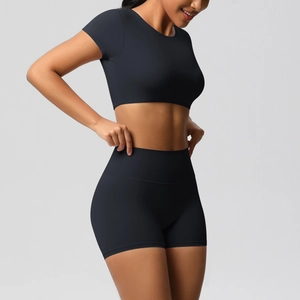Vue latérale du haut court à manches courtes noir et du short de yoga taille haute