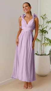 Dettaglio dell'abito in chiffon lavanda con fiori 3D e design con taglio in vita