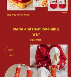 Détail de chaussettes de Noël rouges avec polaire corail et motifs de fête