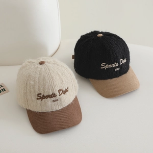 Casquette baseball enfant en laine pelucheuse avec broderie et visière en velours