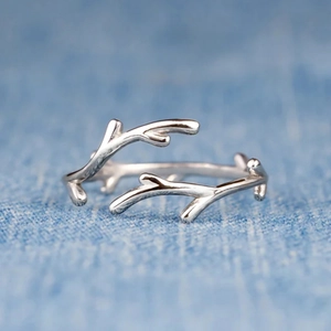 Minimalistischer silberner Rentier-Ring für Damen mit Ast-Struktur auf Denim
