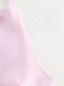Dettaglio ravvicinato del tessuto rosa che mostra la trama a maglia fine e morbida