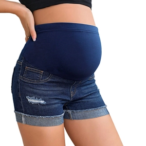 Dettaglio degli shorts premaman in denim con fascia elastica alta e orlo con strappi