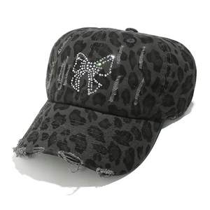 Vue détaillée de la casquette léopard avec nœud en strass et détails effet usé