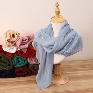 Carré de coton et lin plissé bleu clair présenté sur un mannequin en bois élégant