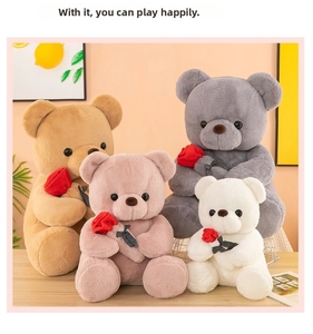 Detalle de ositos de peluche en cuatro colores con rosas rojas para regalo especial