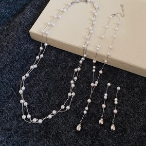 Vue détaillée de l'ensemble collier de perles multicouches et boucles d'oreilles