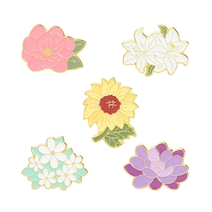 Set di cinque spille floreali in smalto con giglio e girasole in finiture metalliche