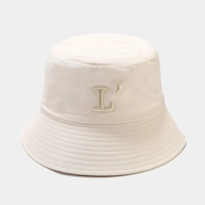 Détail du chapeau bob en coton beige avec lettre L brodée en 3D verte et bordure renforcée
