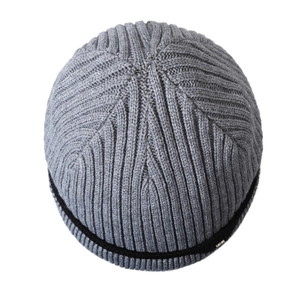 Men's winter knit beanie in grey ribbed wool with warm fleece lining for outdoors