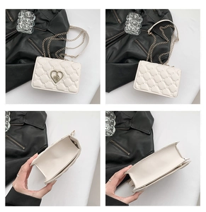 Détails du sac bandoulière blanc matelassé avec chaîne dorée et boucle cœur en métal