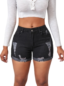 Detailaufnahme von schwarzen High-Waist Denim-Shorts mit Rissen und Umschlag am Saum