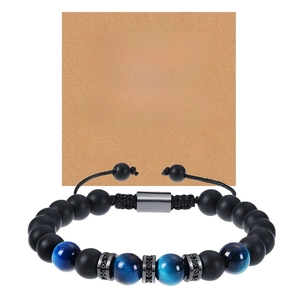 Détail du bracelet en perles noires mates et œil de tigre bleu avec carte de vœux cadeau